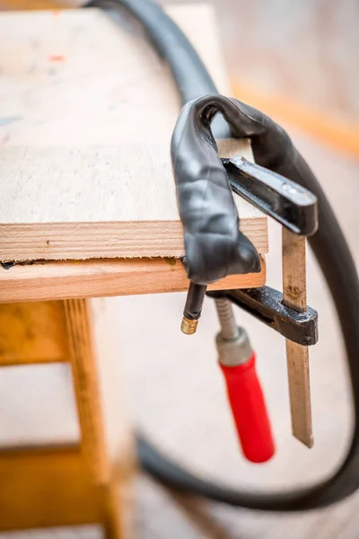 Reparation Cykel Kameran Hemma Klämman Klämmor Två Limmade Trä Barer — Stockfoto