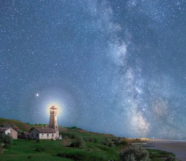 deniz deniz feneri gece bir Samanyolu ile gökyüzü altında çim ile büyümüş kıyısında açıklayıcı bir görüntü