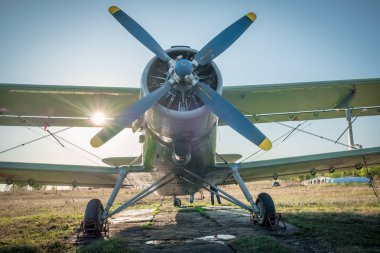 güneşli bir yaz sabahı paraşütçüler uçan kulüp alanında ışık küçük spor uçak