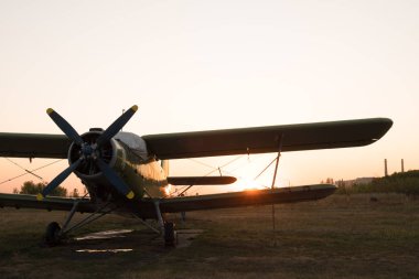 ışık küçük spor uçak 2 güneşli bir yaz sabahı paraşütçüler uçan kulüp alanında bir