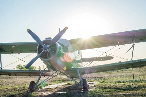 轻的小体育飞机在伞兵飞行俱乐部的领域在一个夏天晴朗的早晨 — 图库照片
