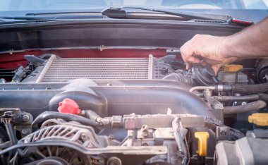 Onarım ve araç bakımı, Erkek Teknik araba motoru Servisi-Tamam