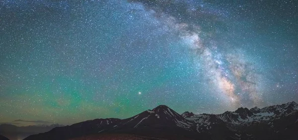 Paisaje Vía Láctea Cielo Nocturno Sobre Una Cadena Cadenas Montañosas — Foto de Stock