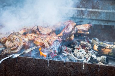 Mangal şiş kebap sulu adet kalın duman ızgarada hazırlanan