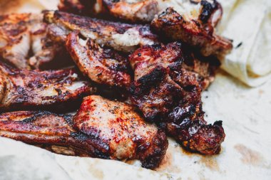 Mangal şiş kebap ince ekmek üzerinde sulu parçaları