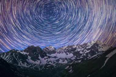 kar arka plan illüstrasyon ile Dağları üzerinde gece gökyüzünde yıldız parça döndürme