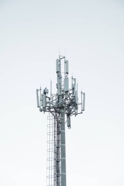 Şehrin hücresel mobil iletişimin antenler ile kule