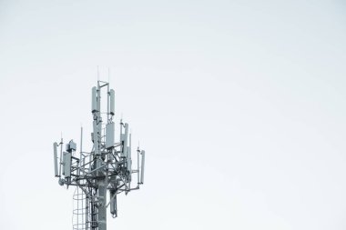 Şehrin hücresel mobil iletişimin antenler ile kule