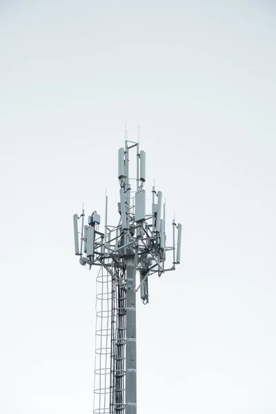 Věž Antény Celulární Mobilní Komunikace Městě — Stock fotografie