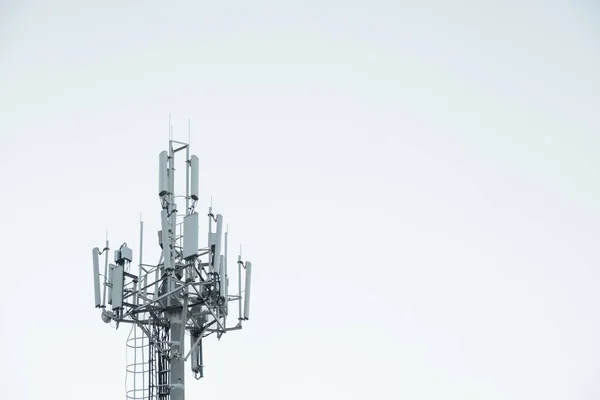 都市のセルラー移動通信のアンテナ タワーします — ストック写真