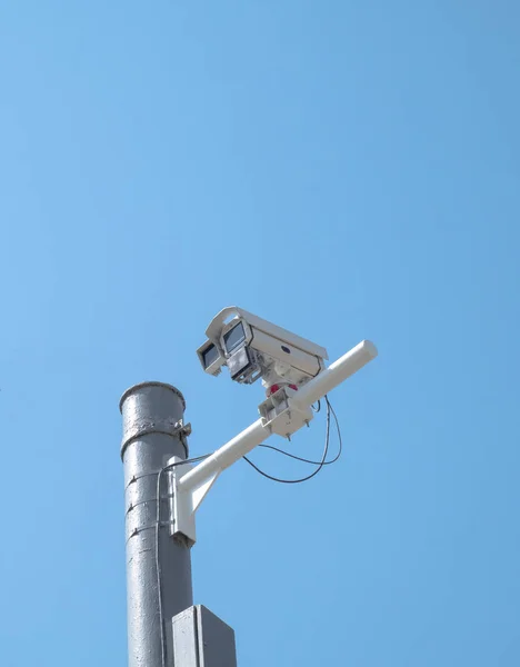Telecamera Sorveglianza Videocamera Esterna Sul Pilastro Giorno Estate — Foto Stock