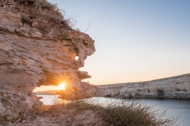 Kırım yarımadası-Cape Tarkhankut yaz saf Karadeniz kayalık plaj güneşli gün batımı değil.