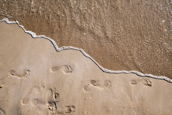 insan ayakları kumlu bir plaj üzerinde ayak dalgaları berrak denizi su sıcak yaz günü ruh tatil ile