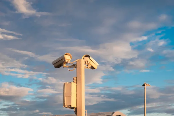 Videosorveglianza Strada Ordine Pubblico Videocamere Palo Contro Cielo Blu Con — Foto Stock