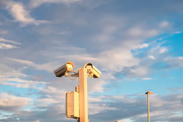 Videosorveglianza Strada Ordine Pubblico Videocamere Palo Contro Cielo Blu Con — Foto Stock