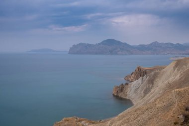 Cape Karadeniz yılında Kırım'da, bulutlar ve engebeli arazi, dokulu bir gökyüzü ile yaz Ordzhonikidze Köyü manzara