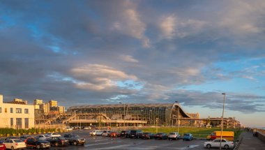 Sochi Adler ile araba park yerinde tren istasyonunda yaz akşamları