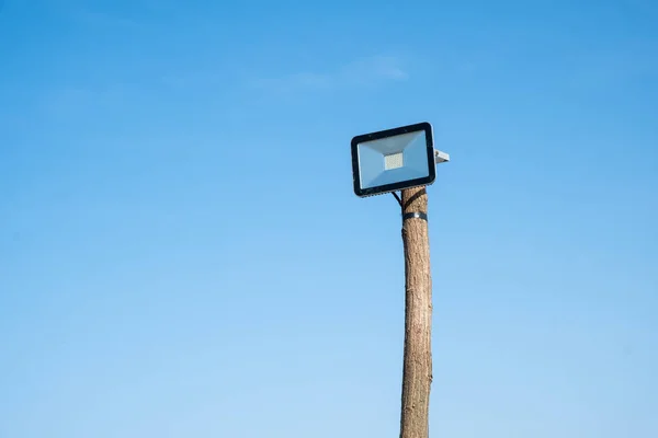 Led Pouliční Lampa Dřevěný Kmen Proti Modré Obloze — Stock fotografie