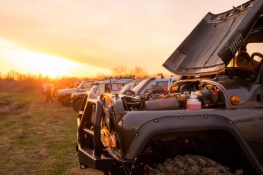 Rostov-on - don, Rusya 04 Haziran 2018 off-road yarışmaları off-road arabalar yakınındaki don Nehri'nin