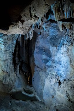 turist Simgesel Yapı yeraltı kireçtaşı Mağarası sarkıt ve dikitler Dağı Ai-Petri üzerinde Crimea'da ile