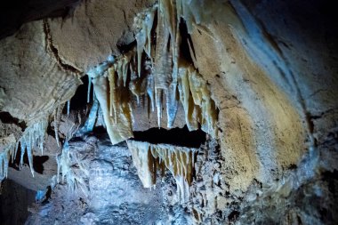 turist Simgesel Yapı yeraltı kireçtaşı Mağarası sarkıt ve dikitler Dağı Ai-Petri üzerinde Crimea'da ile
