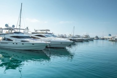 küçük tekneler ve yatlar liman Sochi Karadeniz parlak üzerinde yatak güneşli yaz günü vardır