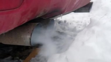 egzoz gazları araba beyaz kalın beyaz kar, kirliliği ekoloji karşı kışın bacasından duman