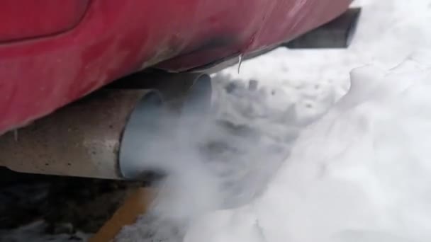 Gases Escape Carro Fumaça Espessa Branca Chaminé Inverno Contra Neve — Vídeo de Stock
