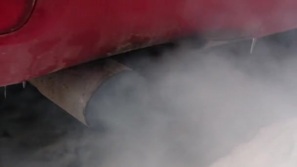 Les Gaz Échappement Voiture Blanche Épaisse Fumée Cheminée Hiver Contre — Video