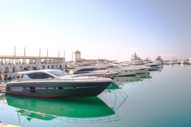Sochi, Rusya Federasyonu, 10.11.2018 Park küçük tekneler ve yatlar liman Sochi Karadeniz üzerinde yatak bulunmaktadır 