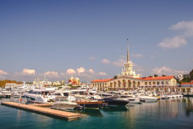 Sochi, Rusya Federasyonu, 10.11.2018 küçük tekneler ve yatlar Port Karadeniz üzerinde deniz istasyonu Sochi arka plan üzerinde otopark