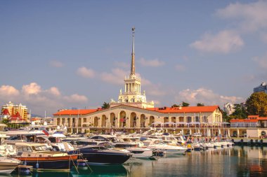 Sochi, Rusya Federasyonu, 10.11.2018 küçük tekneler ve yatlar Port Karadeniz üzerinde deniz istasyonu Sochi arka plan üzerinde otopark
