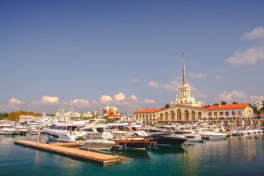 Sochi, Rusya Federasyonu, 10.11.2018 küçük tekneler ve yatlar Port Karadeniz üzerinde deniz istasyonu Sochi arka plan üzerinde otopark