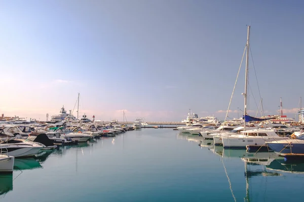 Sochi Rusia 2018 Estacionamiento Pequeños Barcos Yates Están Amarradero Del — Foto de Stock