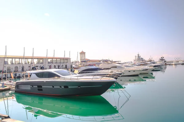 Sochi Rusia 2018 Estacionamiento Pequeños Barcos Yates Están Amarradero Del — Foto de Stock