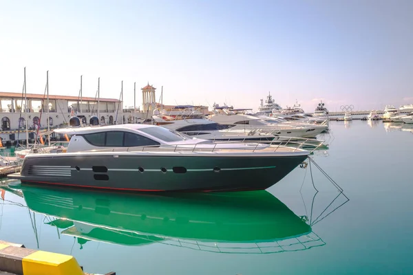 Sochi Rusia 2018 Estacionamiento Pequeños Barcos Yates Están Amarradero Del — Foto de Stock