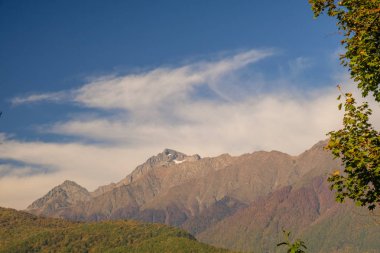 Doğa ve dağ manzaraları Sochi ve Rosa Khutor mountain Resort, sonbahar renkleri