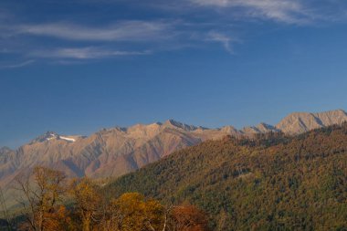 Doğa ve dağ manzaraları Sochi ve Rosa Khutor mountain Resort, sonbahar renkleri