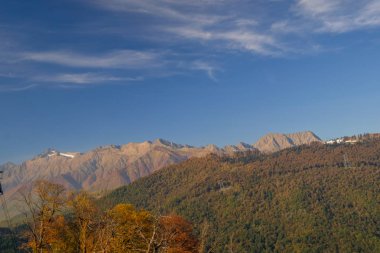 Doğa ve dağ manzaraları Sochi ve Rosa Khutor mountain Resort, sonbahar renkleri