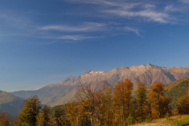 Doğa ve dağ manzaraları Sochi ve Rosa Khutor mountain Resort, sonbahar renkleri