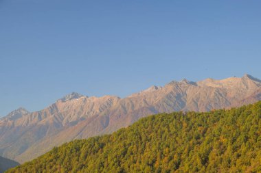 Doğa ve dağ manzaraları Sochi ve Rosa Khutor mountain Resort, sonbahar renkleri