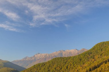 Doğa ve dağ manzaraları Sochi ve Rosa Khutor mountain Resort, sonbahar renkleri