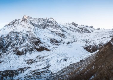 Karla kaplı dağlar içinde Dombay karaçay-çerkez Cumhuriyeti bulutlu gökyüzü karşı