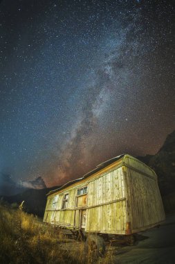 gece gökyüzü ile Samanyolu Dombai dağların üzerinden eski ahşap taşıma gece manzarası