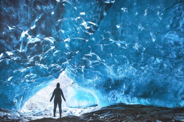 一个人的剪影在蓝色冰 Dombay Karachay Cherkesia 俄罗斯的冰川洞穴 — 图库照片