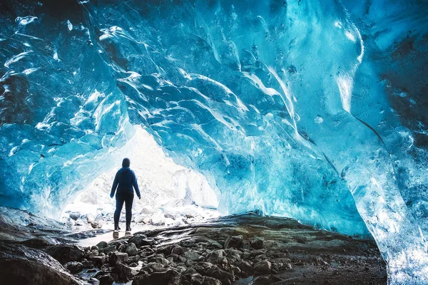 Silhouette Uomo Una Grotta Ghiacciaio Ghiaccio Blu Dombay Karachay Cherkessia — Foto Stock