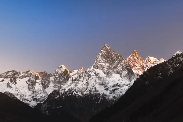 卡拉凯 切尔凯斯共和国 多哈拜山 Chotcha 在11月日落时照亮了山峰 美丽的山景观 — 图库照片