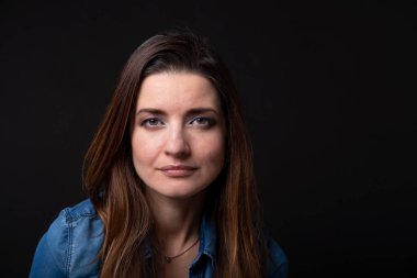 esmer kız mavi kot ceket siyah arka plan üzerine kapatın