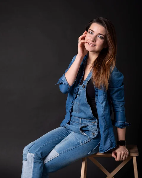 kız mavi kot uygun ahşap adım siyah arka plan üzerine oturan