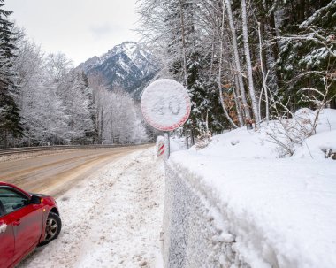 Caucasus Rusya kar ormanlar ve dağlar arka plan üzerinde yol işaret 